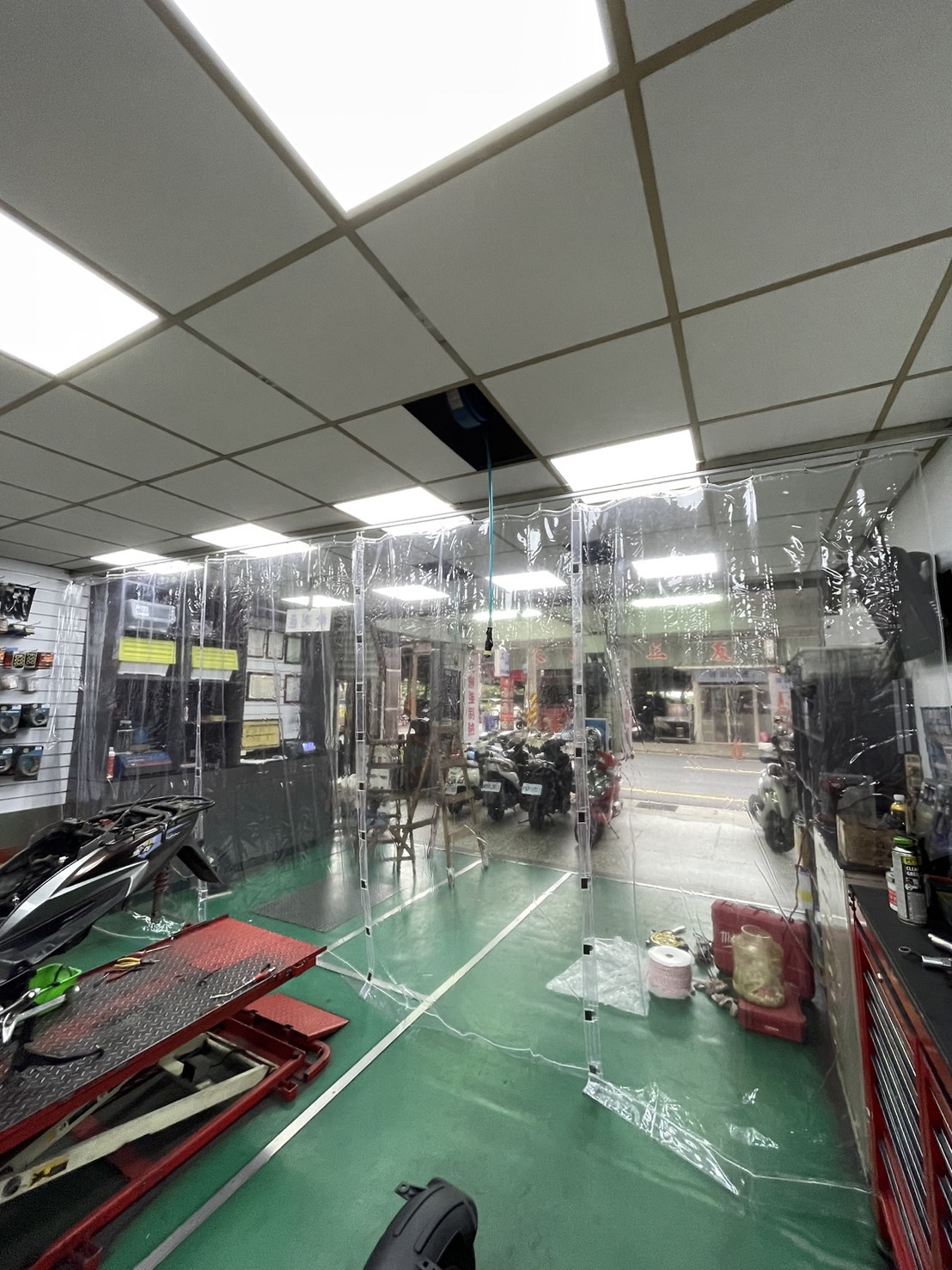 軌道+門簾+磁鐵，隔絕冷氣外流